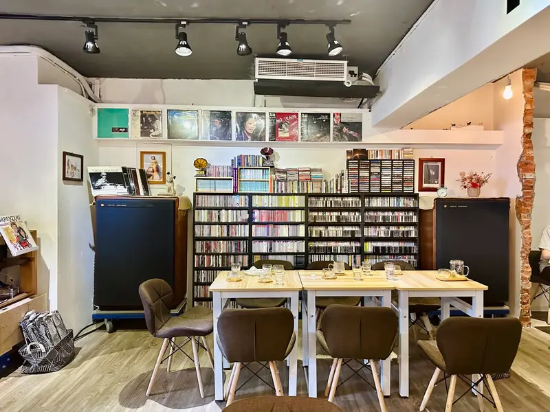 店內滿滿是黑膠唱片、錄音帶、CD