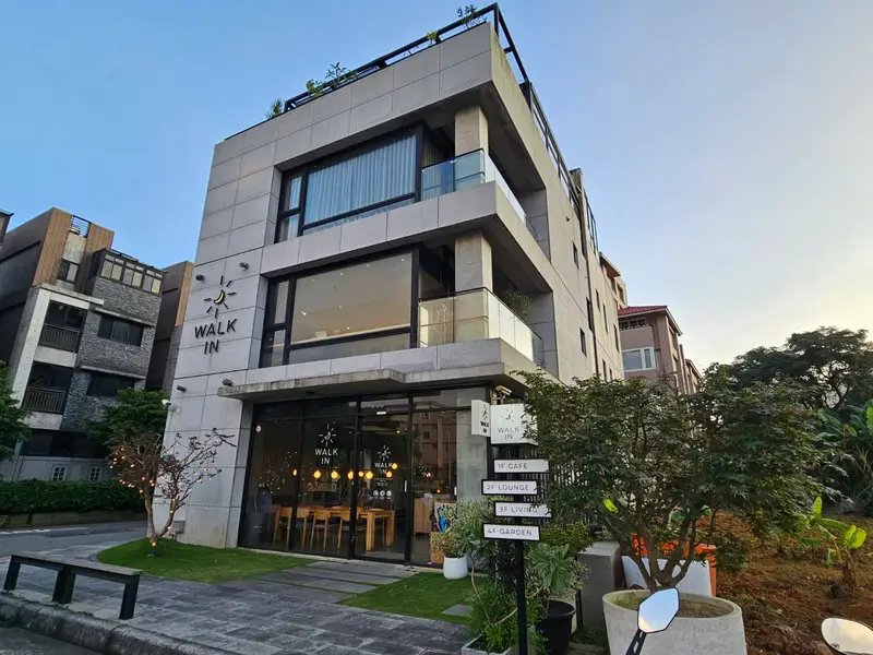 清水模配合有溫度的室內設計與明黃燈火,溫度適宜
