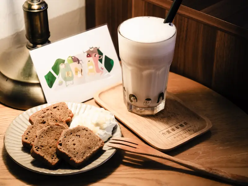 蘋果鮮奶茶與伯爵茶香手工磅蛋糕,以及消費滿額贈送的明信片