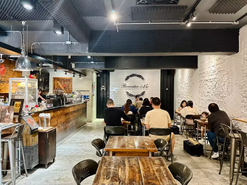 Remember Me_記得我.Café 的工業風室內裝潢及座位空間
