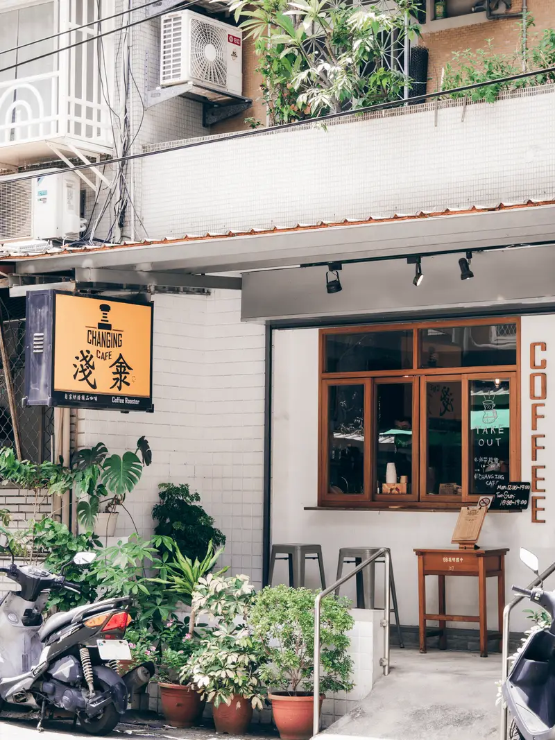 店面與招牌,外帶區有椅子可稍坐等待